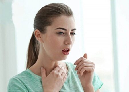 خس‌خس سینه؛ علت‌ها و روش‌های درمان خانگی و پزشکی