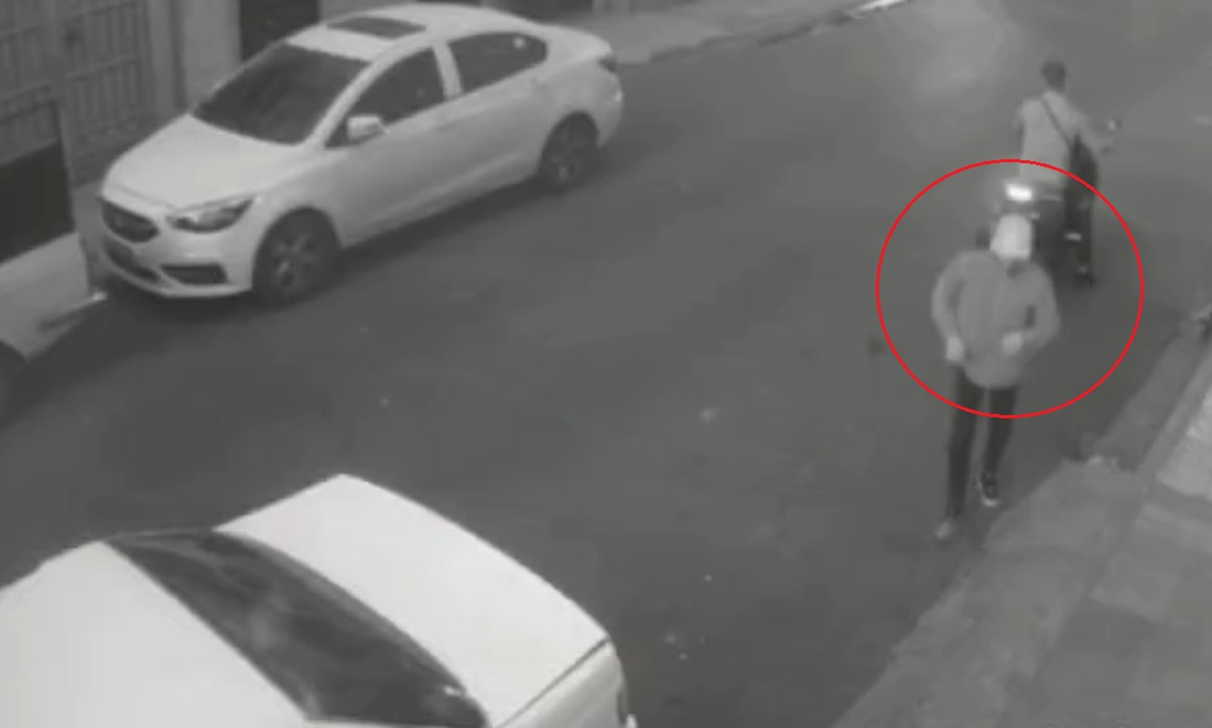 ثبت لحظه سرقت دستبند طلا توسط سارقان در یاخچی آباد تهران (فیلم)