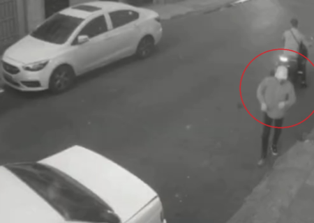 ثبت لحظه سرقت دستبند طلا توسط سارقان در یاخچی آباد تهران (فیلم)