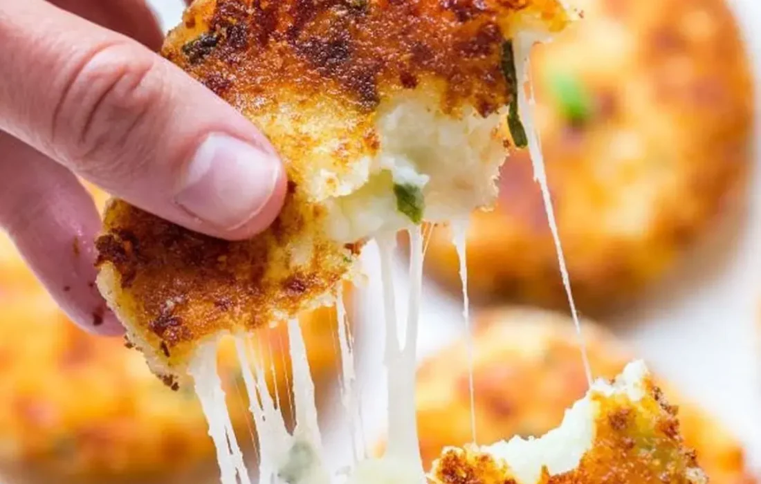 طرز تهیه کوکوی سیب زمینی پنیری ترد و پوک