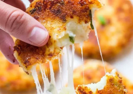 طرز تهیه کوکوی سیب زمینی پنیری ترد و پوک