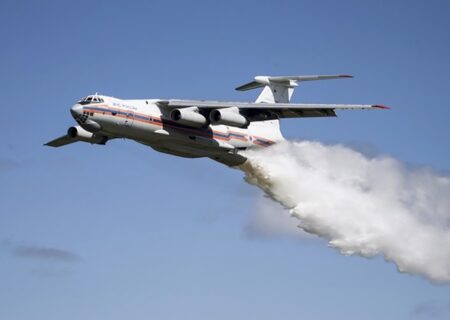 دوئل نابرابر هواپیمای آب‌پاش با آتش هور (فیلم)