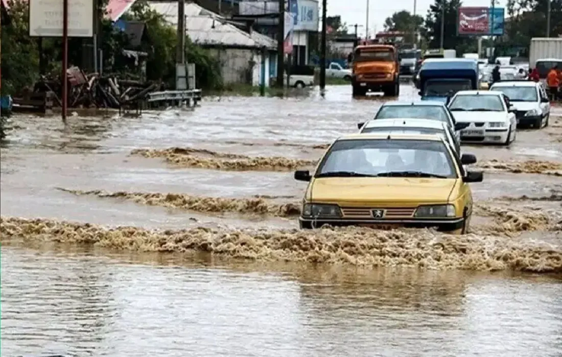 بارش شدید باران و ورود سیل به داروخانههای آستارا (فیلم)
