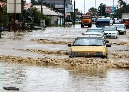 بارش شدید باران و ورود سیل به داروخانه‌های آستارا (فیلم)