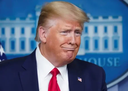 جان استوارت بی‌سوادی ترامپ را به سخره گرفت (فیلم)