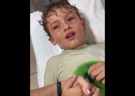 خارج کردن یک خرچنگ زنده از گوش یک کودک (فیلم)