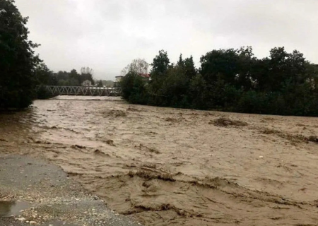 نجات جان یک شهروند از رودخانه خروشان چشمه کیله تنکابن (فیلم)