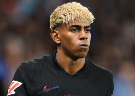 حضور یامال و خانواده‌اش روی فرش قرمز مراسم توپ طلا و بوسه او بر سر مادربزرگش (فیلم)