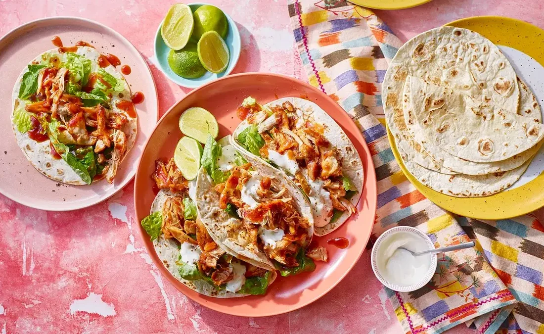 طرز تهیه تاکوی مرغ رژیمی با سس سریراچا