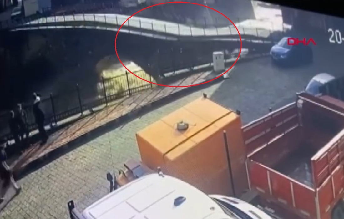 تخریب پل سنگی چندصدساله آرتوین در سیلاب (فیلم)