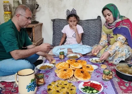 صبحانه محلی ایرانی: نان سنتی و عدسی روستایی (فیلم)