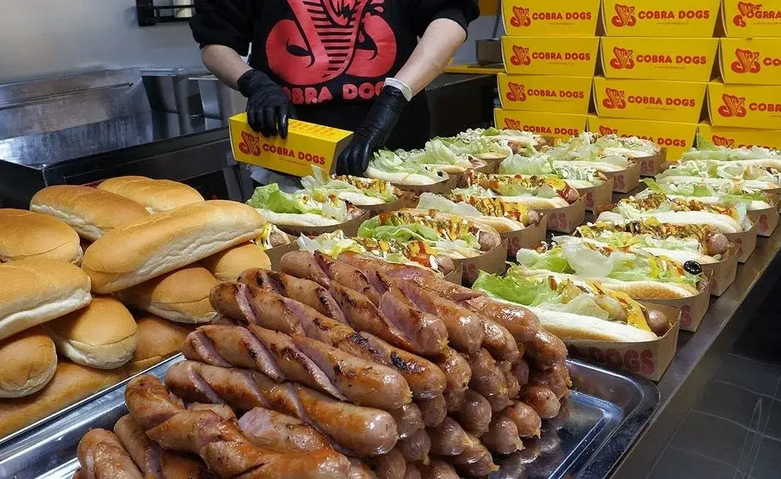 ساندویچ هات داگ کرهای با پنیر و سس مخصوص در سئول (فیلم)