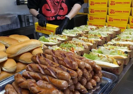 ساندویچ هات داگ کرهای با پنیر و سس مخصوص در سئول (فیلم)