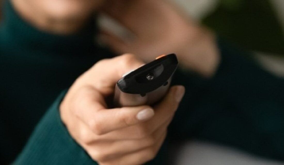 چرا برخی از کنترلهای تلویزیون هنوز از فناوری مادون قرمز استفاده میکنند؟