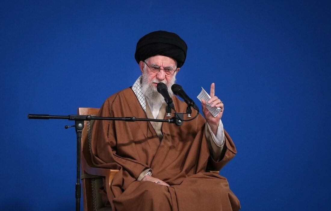رهبر انقلاب: قبول مذاکرهای که با تهدید همراه است را هیچ ملت با شرفی انجام نمیدهد (فیلم)