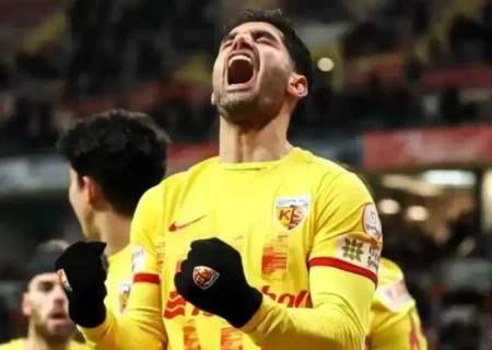 علی کریمی از لیست کایسری اسپور خط خورد؛ هافبک سابق استقلال در ترکیه نیمکت‌نشین شد