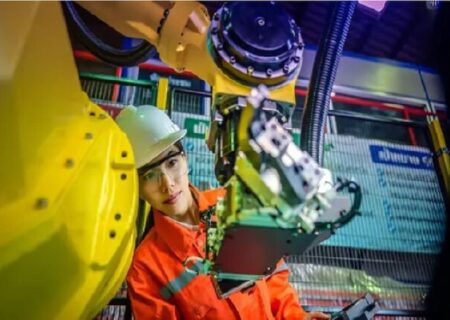 بازوی رباتیک جدید چین ۱۰ فیل را بلند می‌کند