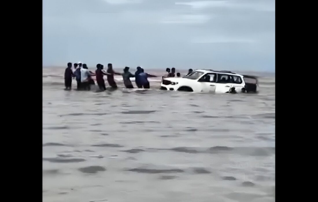 گیر افتادن شاسیبلند گردشگران در ساحل کالامب هند؛ نجات در آخرین لحظه از امواج (فیلم)