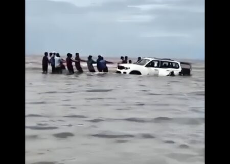 گیر افتادن شاسی‌بلند گردشگران در ساحل کالامب هند؛ نجات در آخرین لحظه از امواج (فیلم)