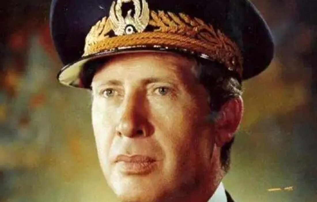 پدرِ پدربزرگ نادر جهانبانی در کنار همسر ناصرالدین شاه (عکس)