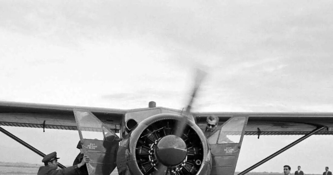 محمدرضا پهلوی در حال پرواز با یک هواپیمای ملخی سال 38 (عکس)