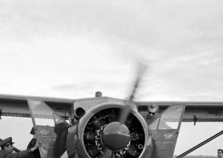 محمدرضا پهلوی در حال پرواز با یک هواپیمای ملخی سال 38 (عکس)