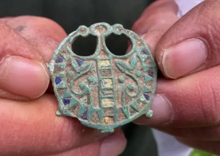 چیزی که در ابتدا اسباب‌بازی به نظر می‌رسید، سنجاق عهد روم باستان از آب درآمد