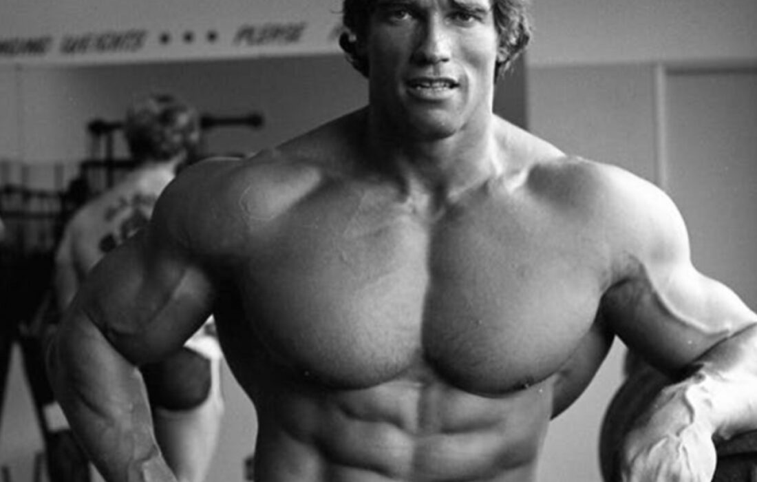 عکس دیده نشده از حضور آرنولد در مسابقه لیفت سنگ!