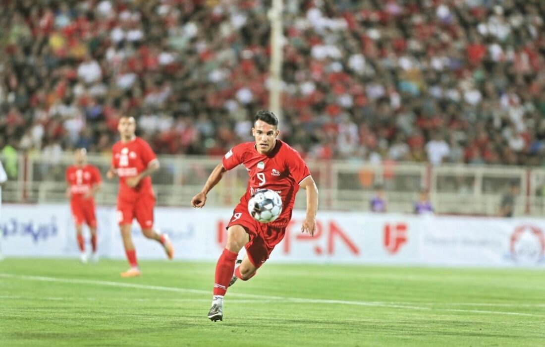 هند حسینزاده گل تراکتور به فجر را در دقیقه ۴۴ مردود کرد (فیلم)