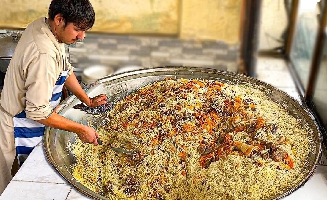 غذای خیابانی؛ تهیه قابلی پلوی محبوب در کابل (فیلم)