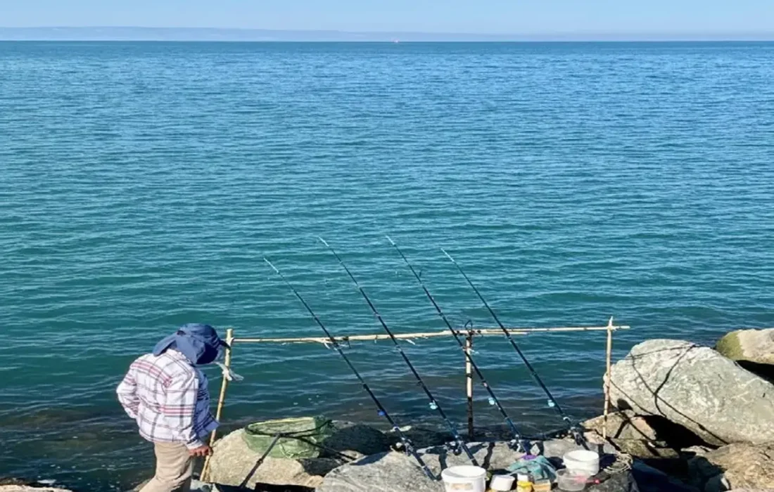 انتظارِ صید؛ روایت تصویری از ماهیگیران ساحل زاغمرز بهشهر (عکس)