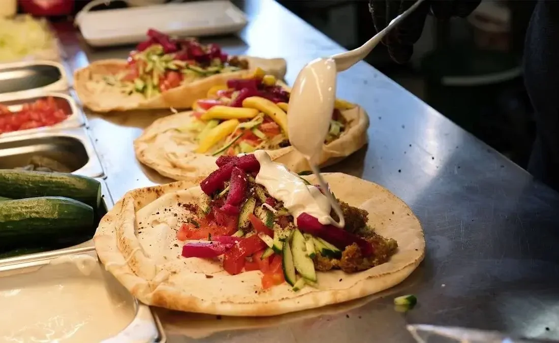 طرز تهیه فلافل و حمص لبنانی در خیابانهای استانبول (فیلم)