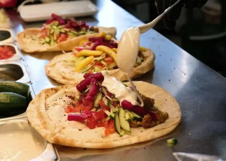 طرز تهیه فلافل و حمص لبنانی در خیابان‌های استانبول (فیلم)