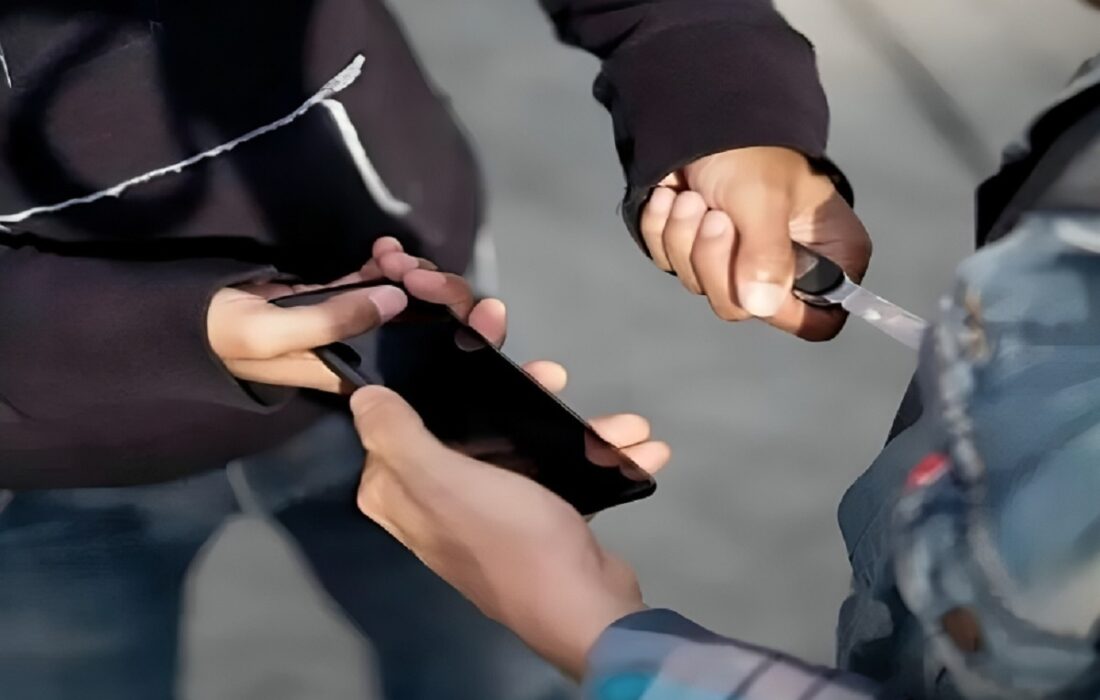 سرقت موبایل کشیش در پخش زنده؛ دزدی به سبک موتورسواران (فیلم)