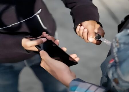 سرقت موبایل کشیش در پخش زنده؛ دزدی به سبک موتورسواران (فیلم)