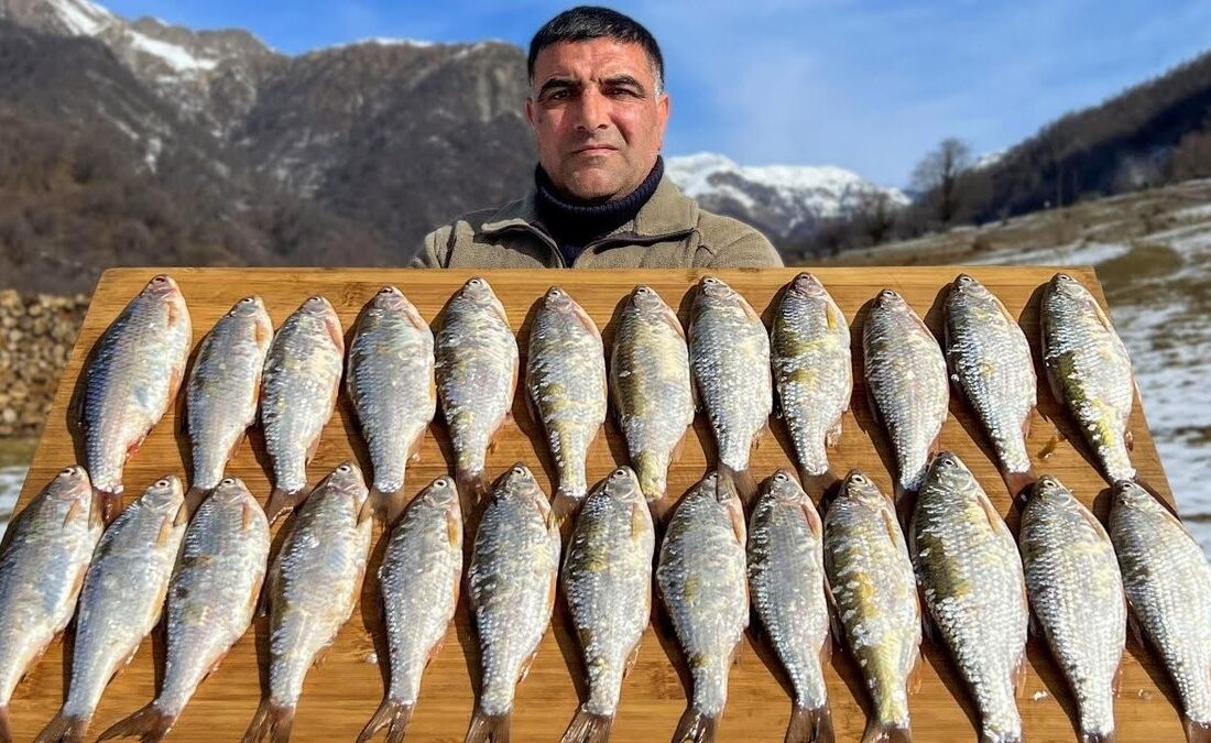 لذت خوردن ماهی کبابی در برف و سرمای کوهستانهای آذربایجان (فیلم)