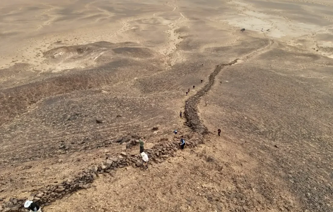 دیوار اسرارآمیز در دل صحرا؛ پرده از یک راز برداشته شد