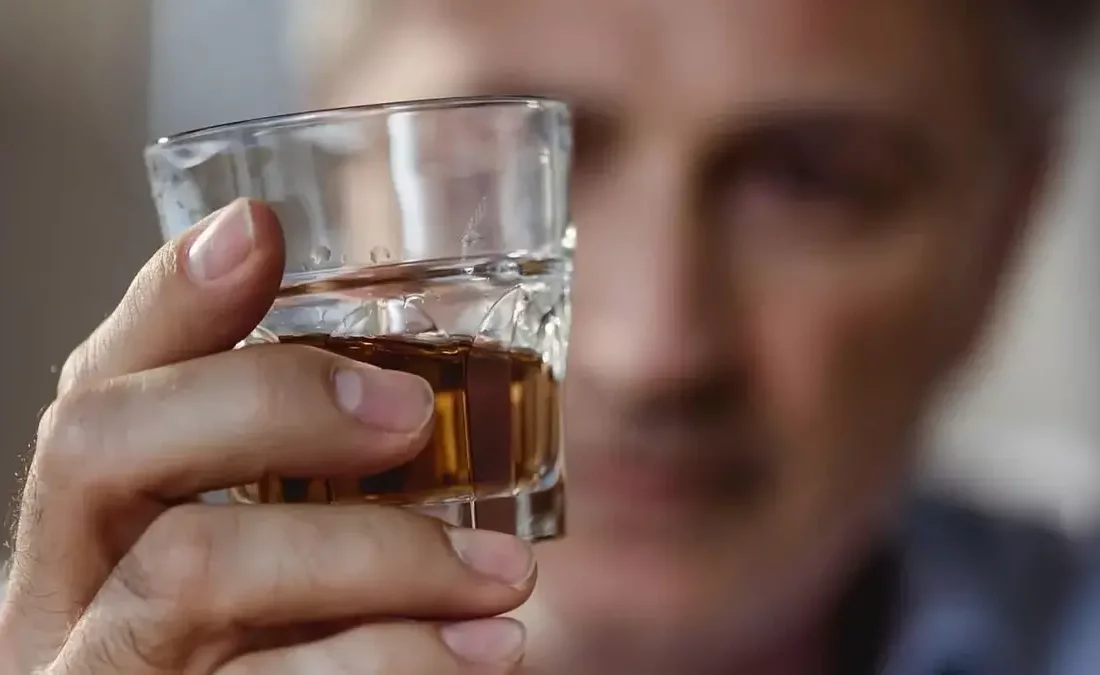 مصرف اندک الکل هم خطر زوال عقل دارد؛ با مصرف الکل مغزتان کوچک میشود!