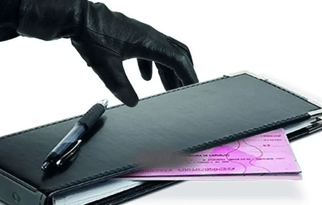 ترفند کلاهبرداران: خالی کردن حساب با چکهای سرقتی