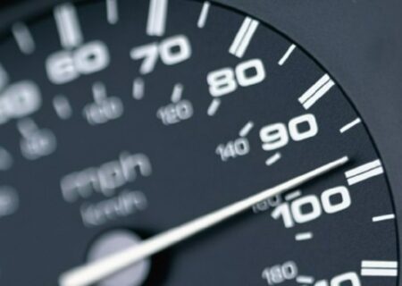 آیا افزایش سرعت رانندگی، به افزایش مصرف سوخت منجر می‌شود؟