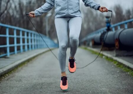 با این ۱۲ ورزش، کالری بیشتری را در کمترین زمان بسوزانید!