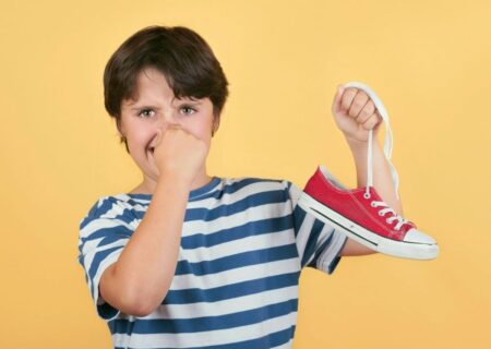 دانشمندان هندی راهکاری علمی برای رفع بوی نامطبوع کفش ابداع کردند