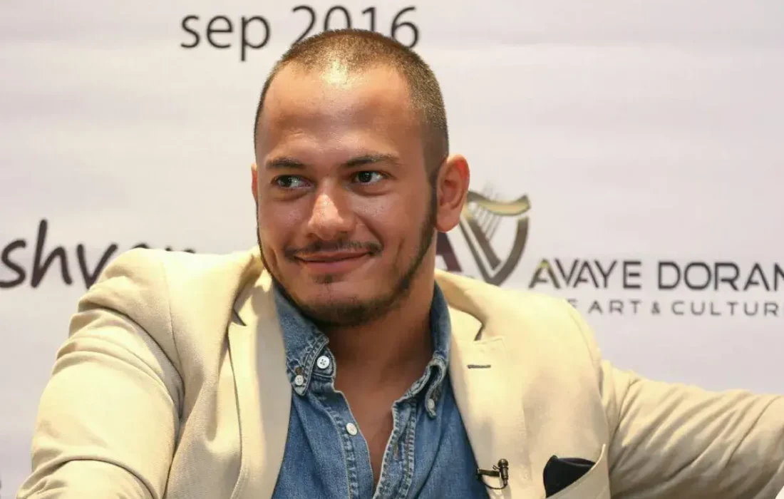 حاضرید نام خواننده مورد علاقهتان را روی لبتان خالکوبی کنید؟