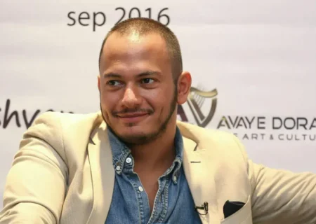 حاضرید نام خواننده مورد علاقه‌تان را روی لبتان خالکوبی کنید؟