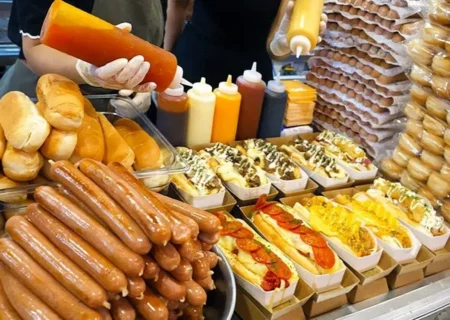 مهارت دیدنی آشپزهای خیابانی سئول در پخت سریع هات‌داگ