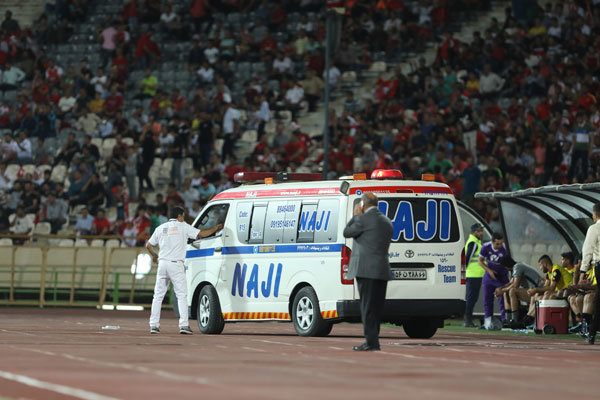انتقاد تماشاگران استقلال از مدافع تیم ملی؛ آمبولانس برای پیکان آمد!