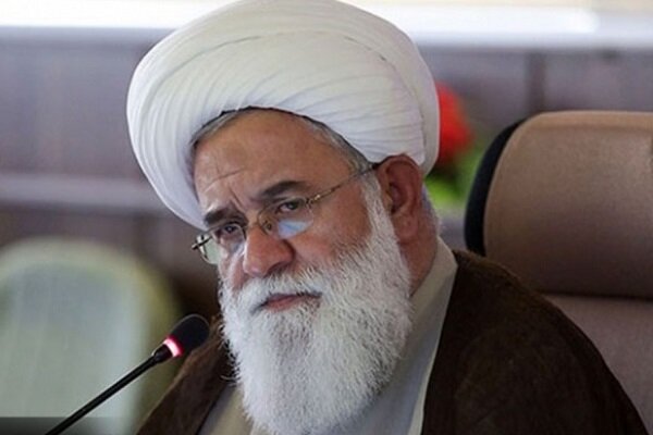 انتقاد آیت الله رشاد از پدیده«حجتالاسلامهای کت و شلواری» و مدرک زدگی