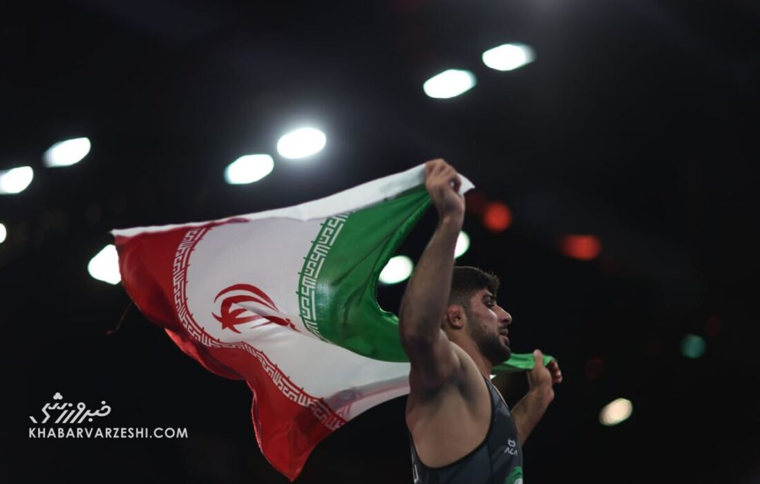 ویدیو| دور افتخار با پرچم ایران با چاشنی سالتو به مربی‌