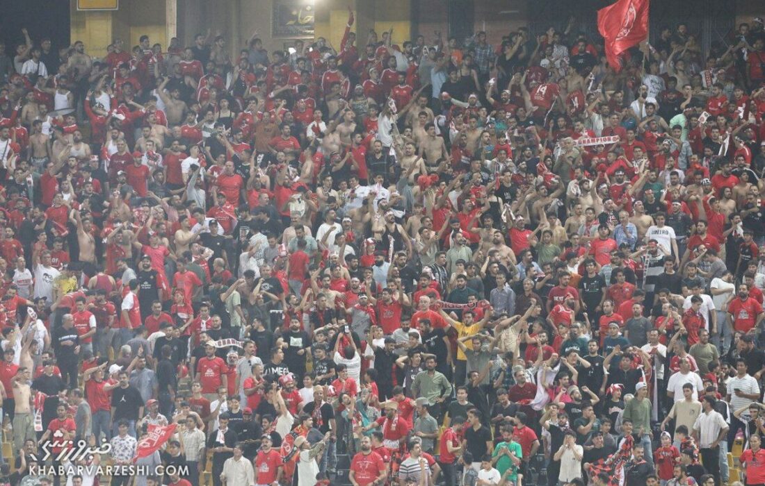 تماشای ویدیوی طرح موزائیکی تماشاگران تراکتور قبل از شروع مسابقه