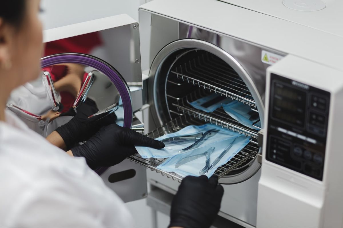 راهنمای جامع دستگاه اتوکلاو دندانپزشکی: از اصول استریلیزاسیون تا انواع و نگهداری